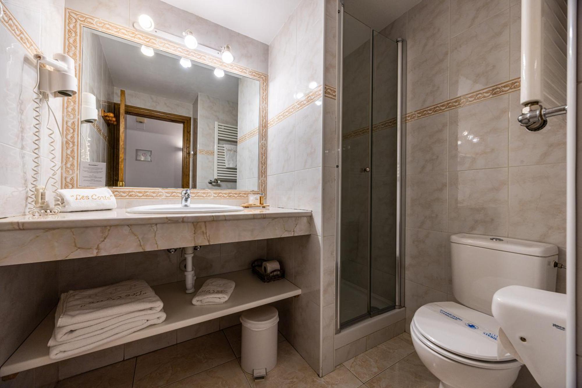 Aparthotel Les Corts Llivia Exterior photo