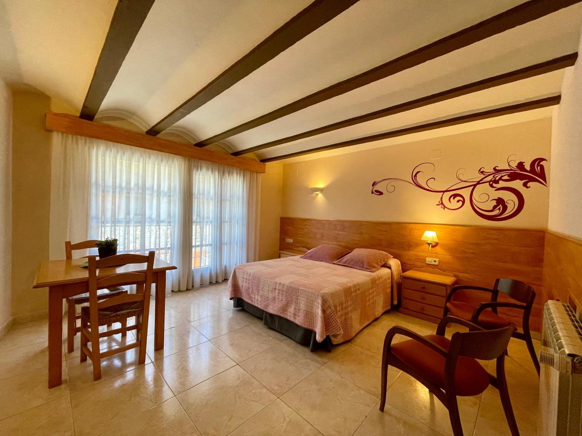 Aparthotel Les Corts Llivia Exterior photo