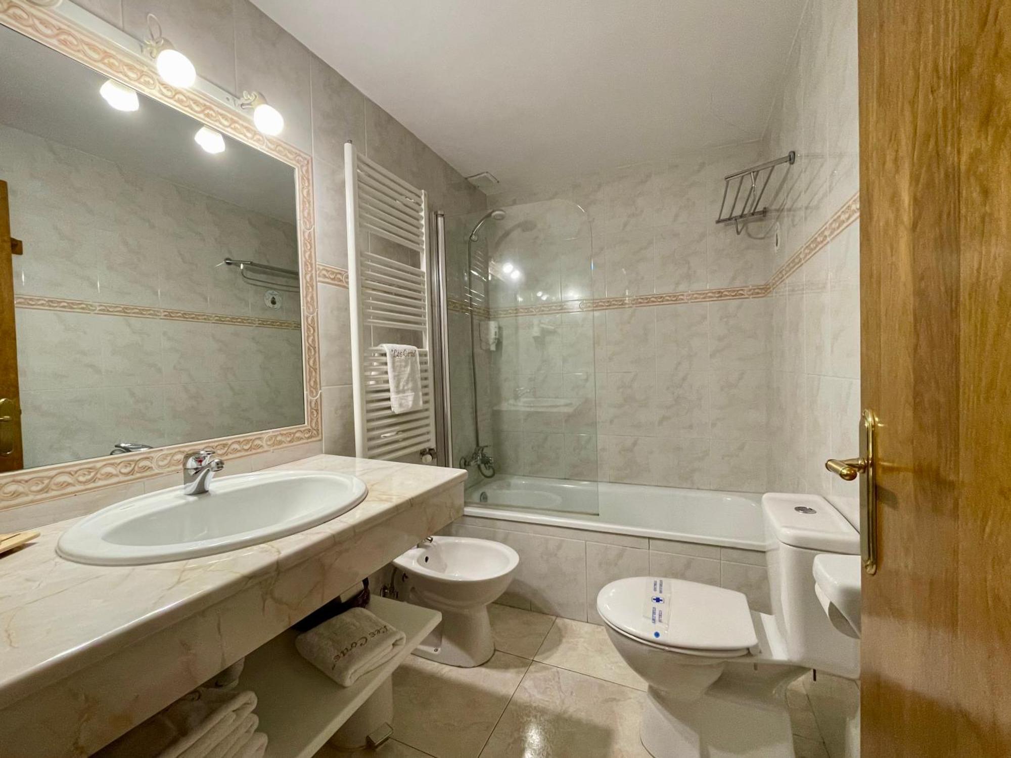 Aparthotel Les Corts Llivia Exterior photo