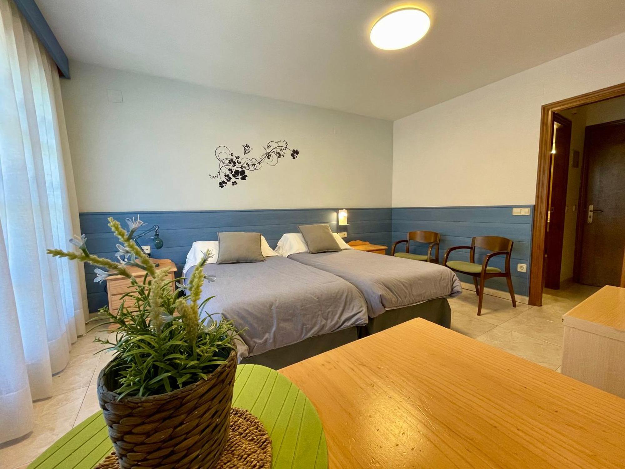 Aparthotel Les Corts Llivia Exterior photo