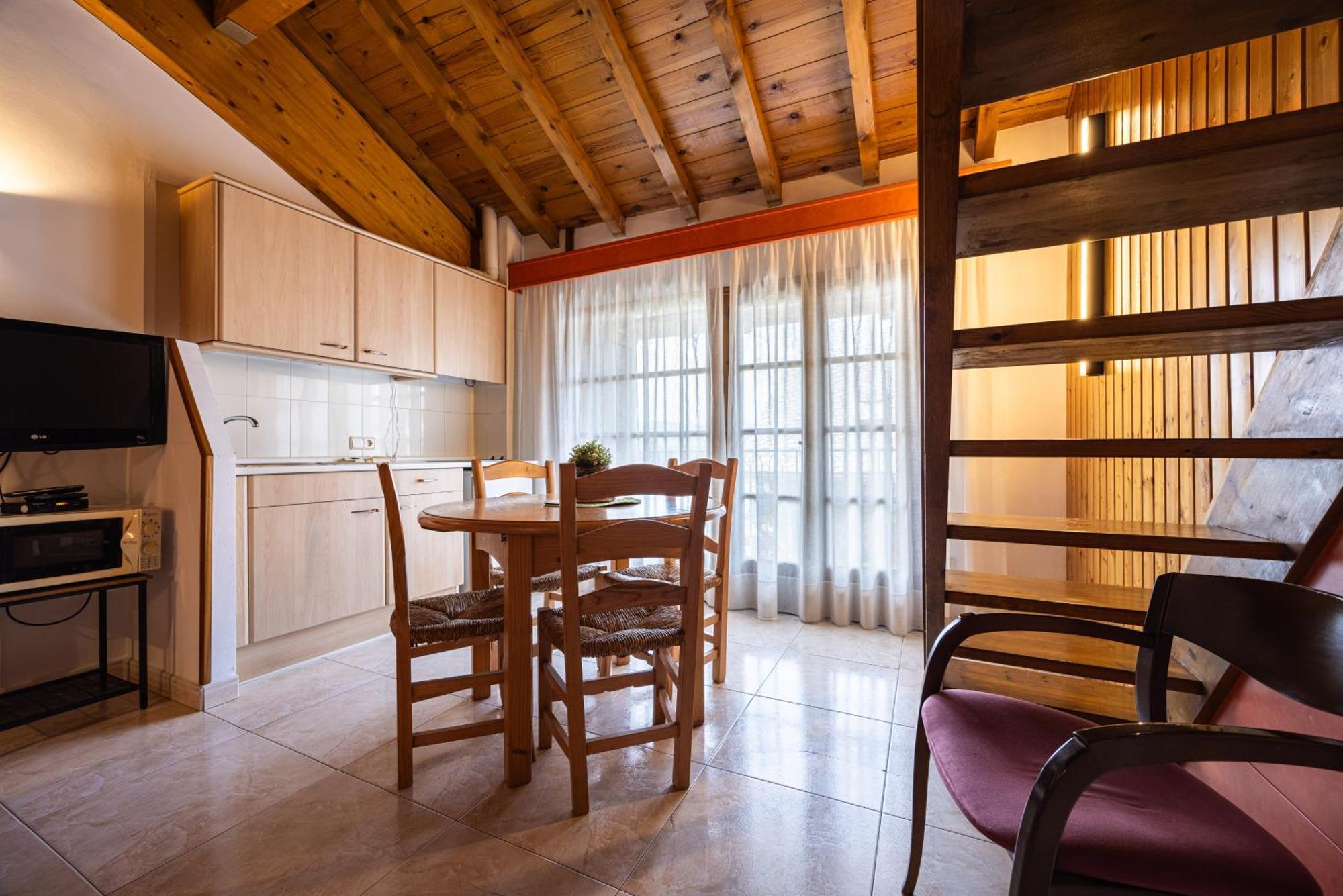 Aparthotel Les Corts Llivia Exterior photo