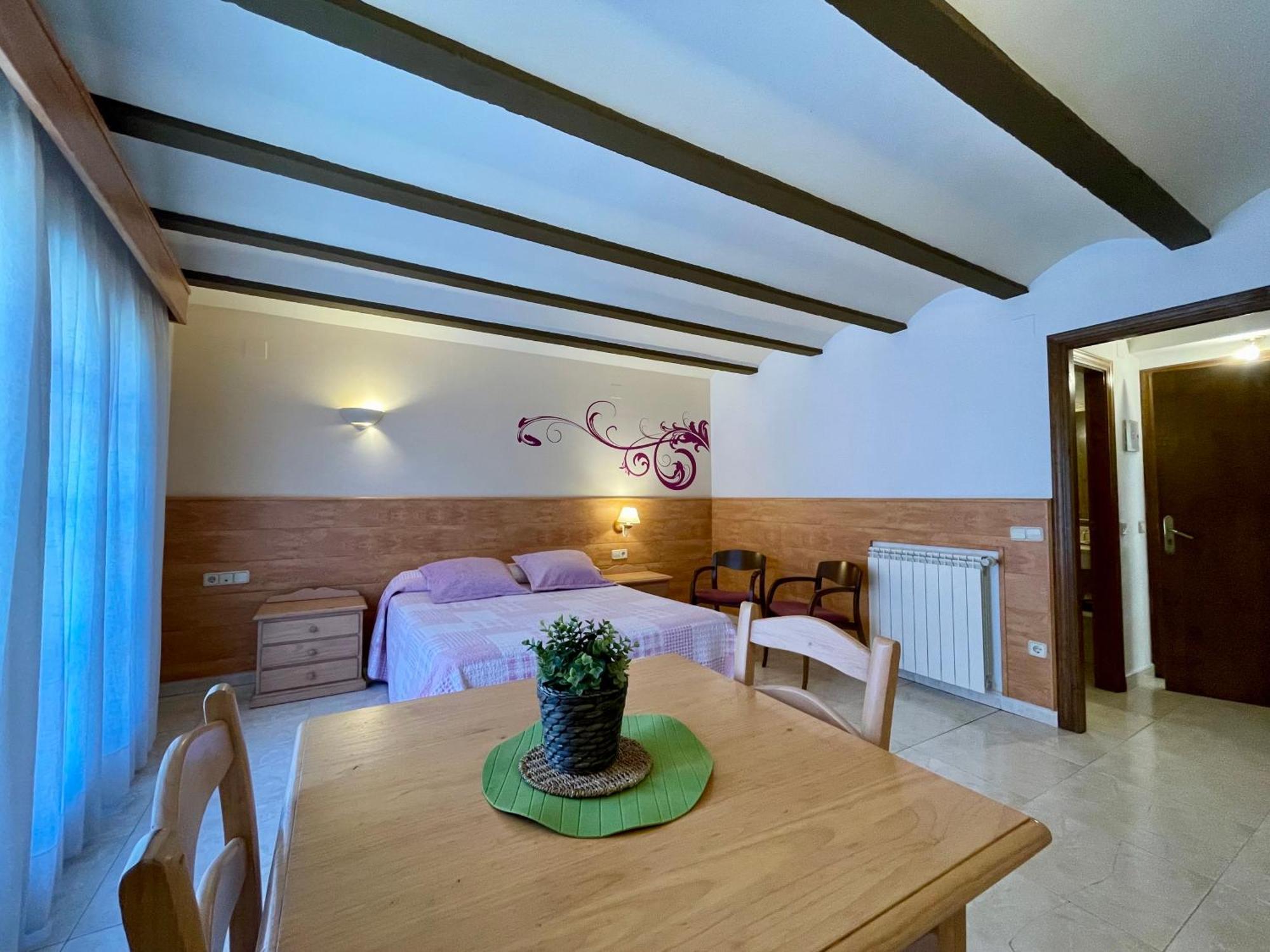 Aparthotel Les Corts Llivia Exterior photo