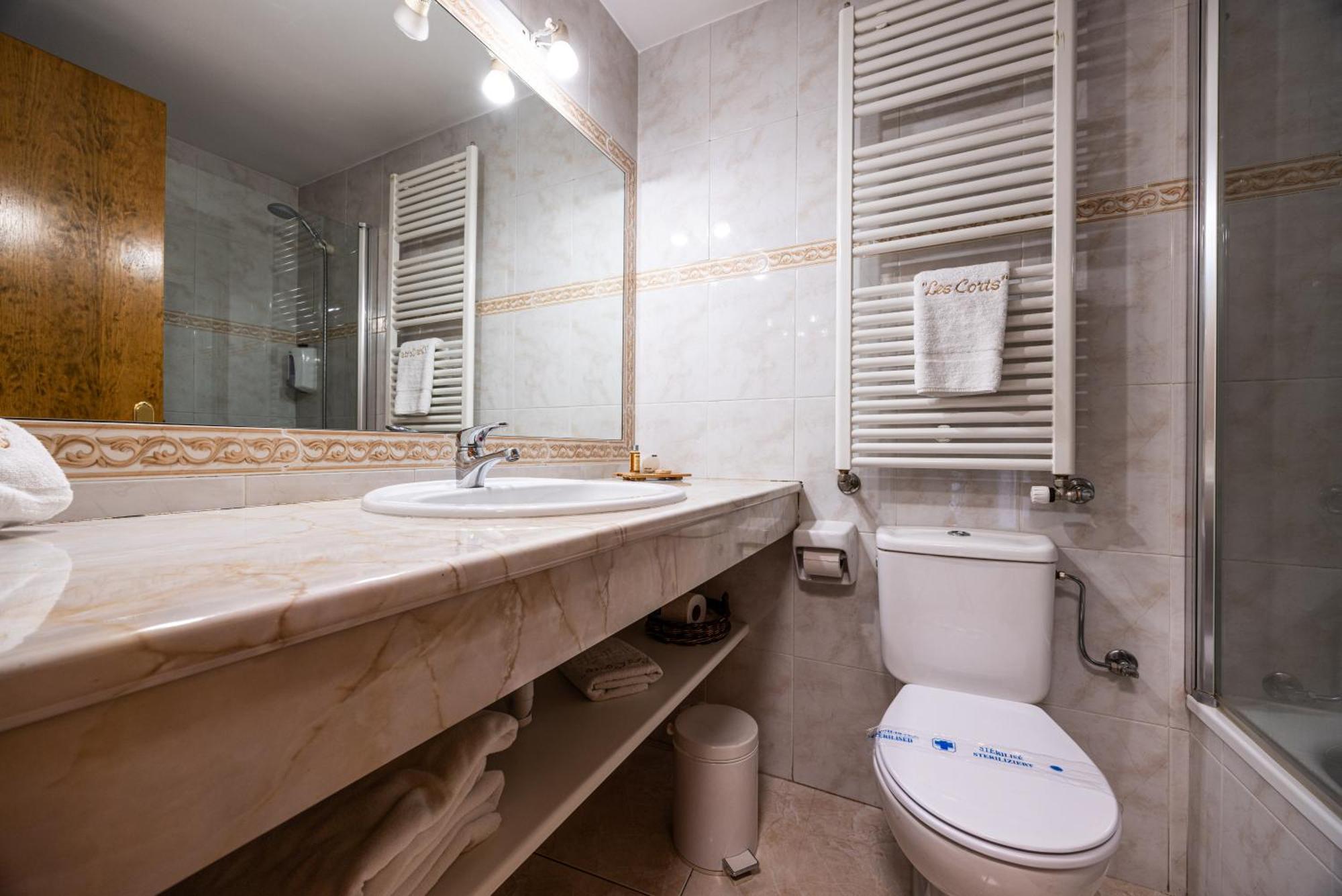 Aparthotel Les Corts Llivia Exterior photo