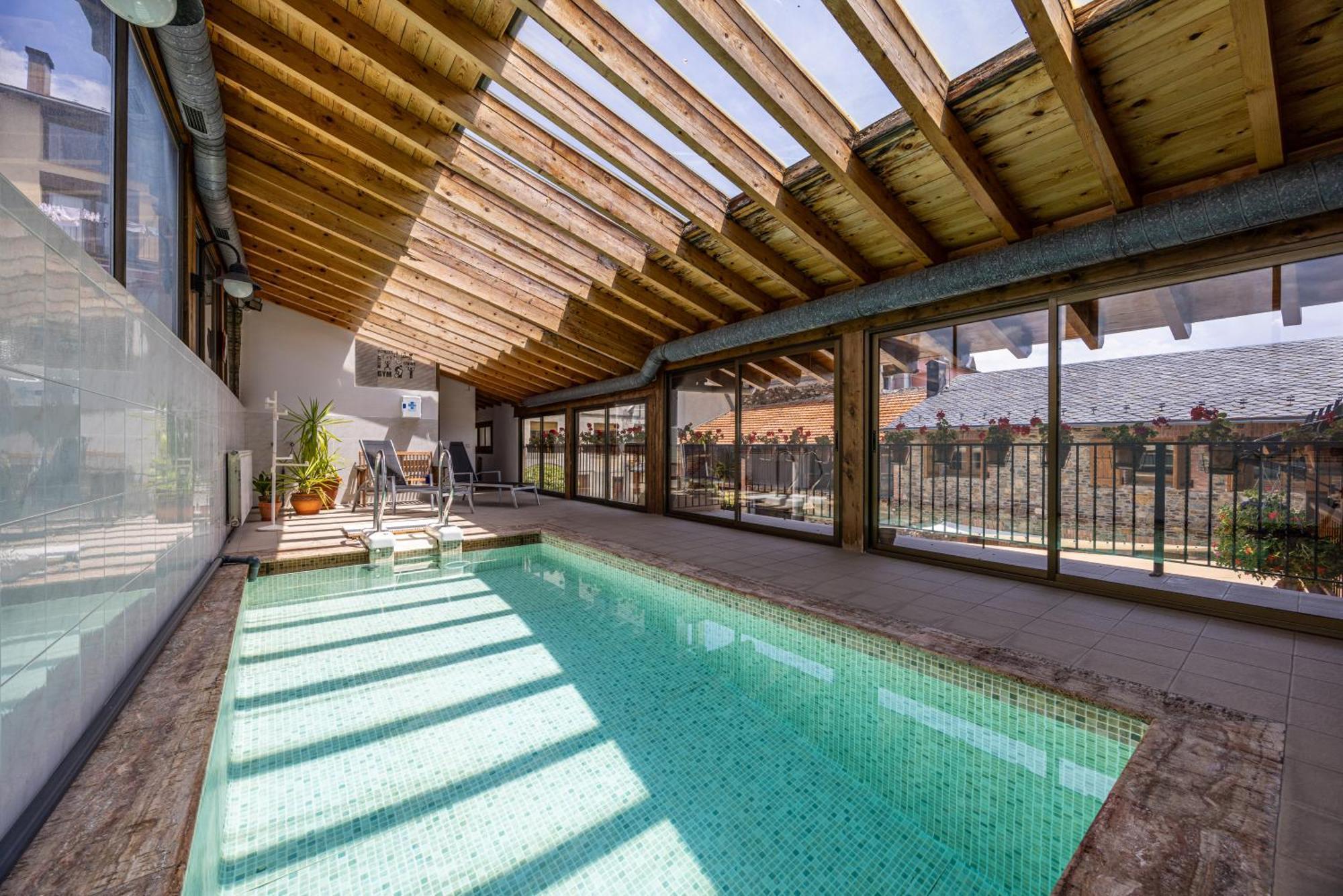 Aparthotel Les Corts Llivia Exterior photo
